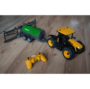 RC Traktor s kropící cisternou Traktory a kombajny IQ models